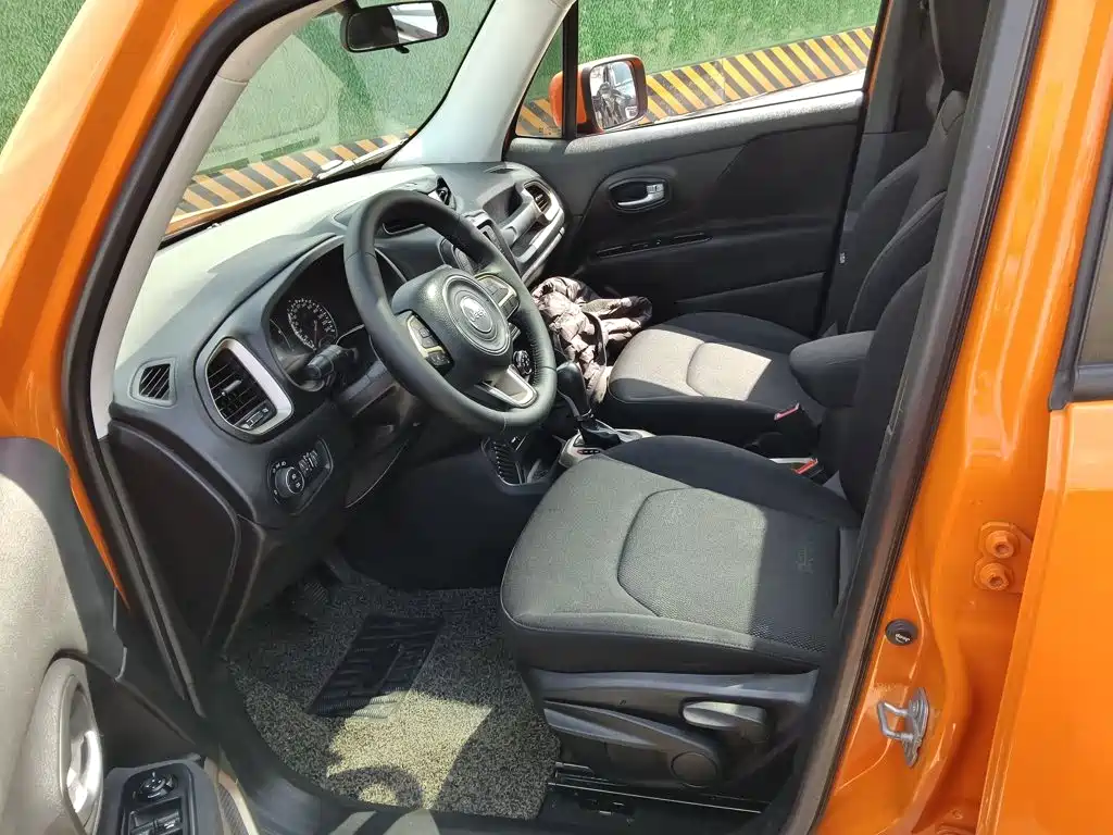 Jeep Renegade 2017 — фото 11