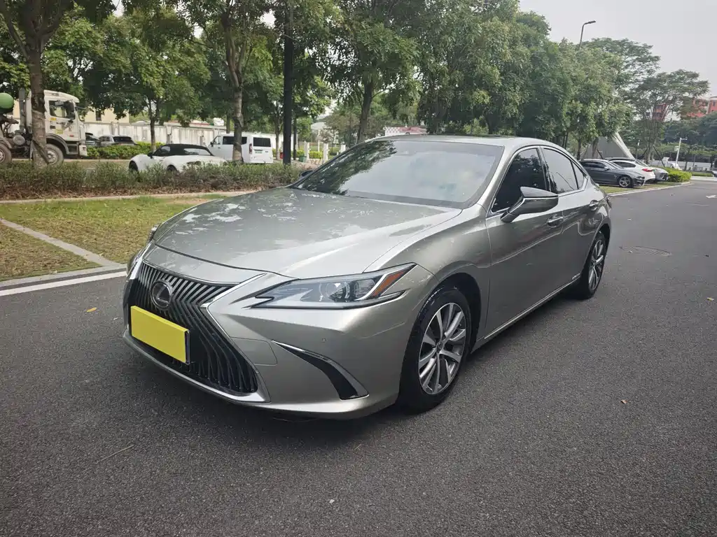Lexus ES 2020 — фото 1