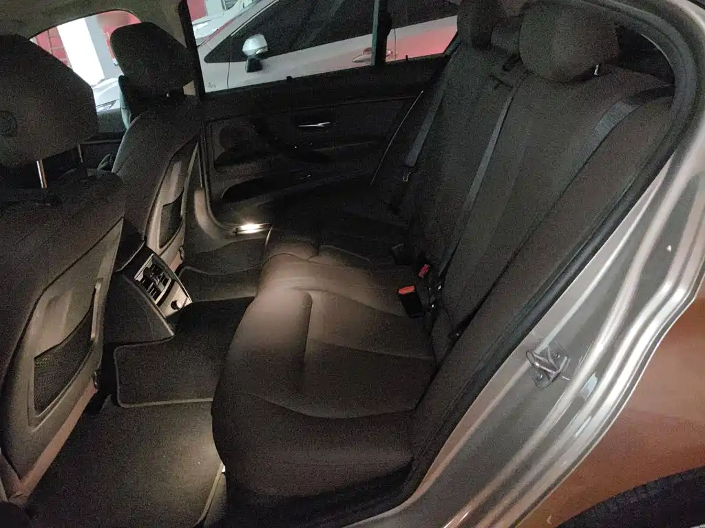 BMW 3 Series 2018 — фото 19
