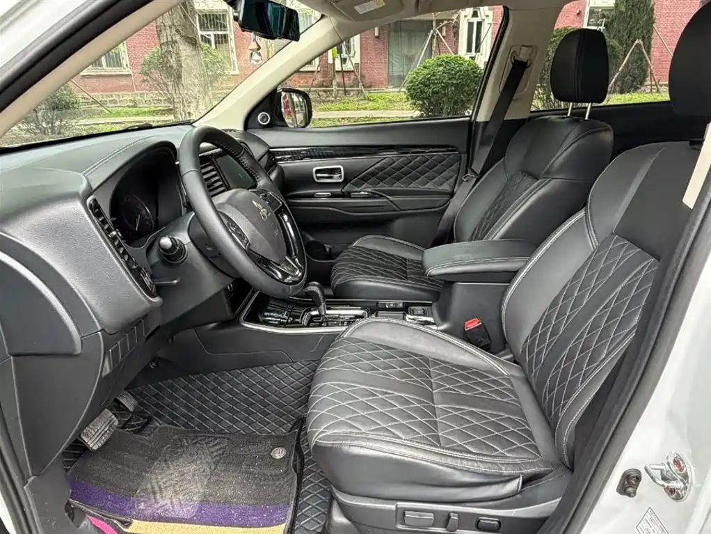 Mitsubishi Outlander 2022 — фото 13