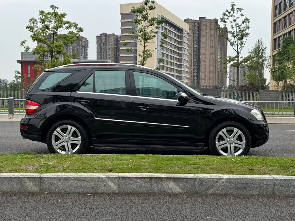 Mercedes-Benz M-Class 2010 — фото 16