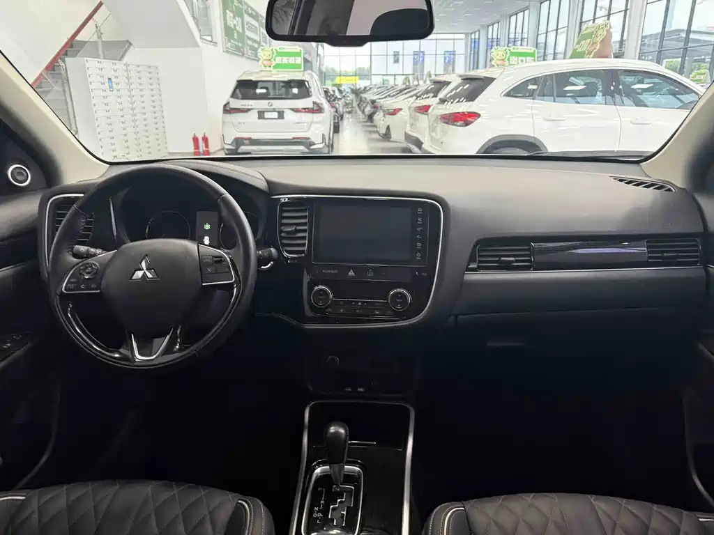 Mitsubishi Outlander 2022 — фото 10