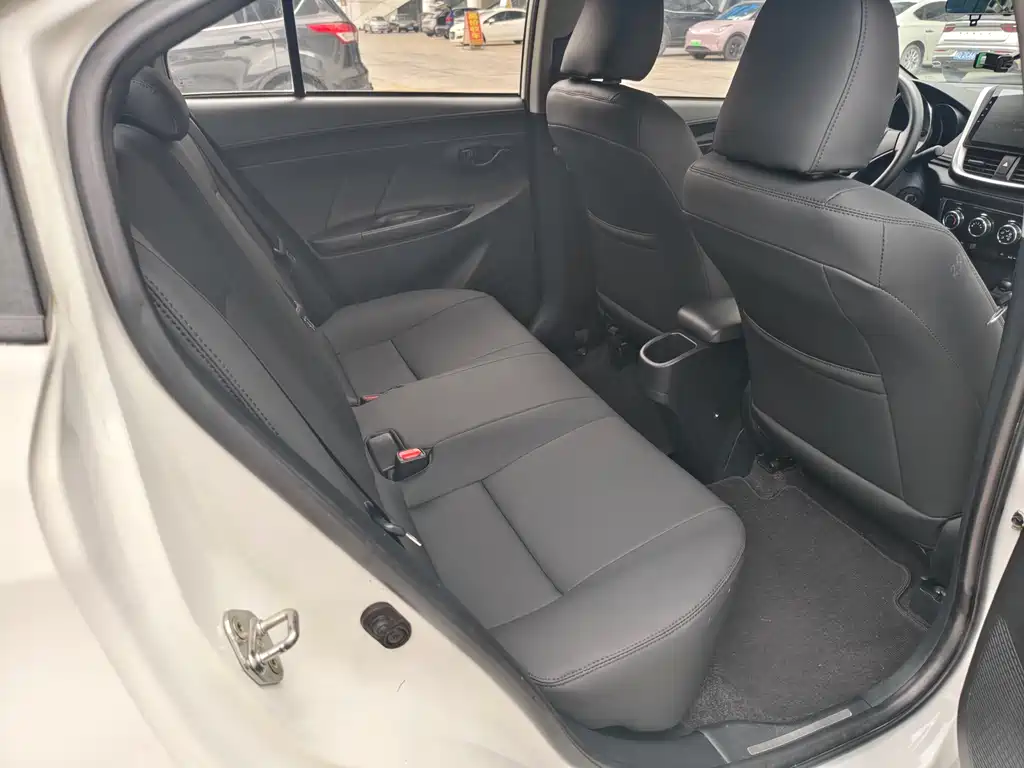 Toyota Yaris L 2019 — фото 10