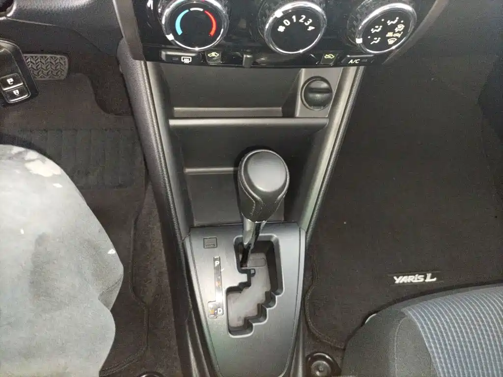 Toyota Yaris L 2019 — фото 10