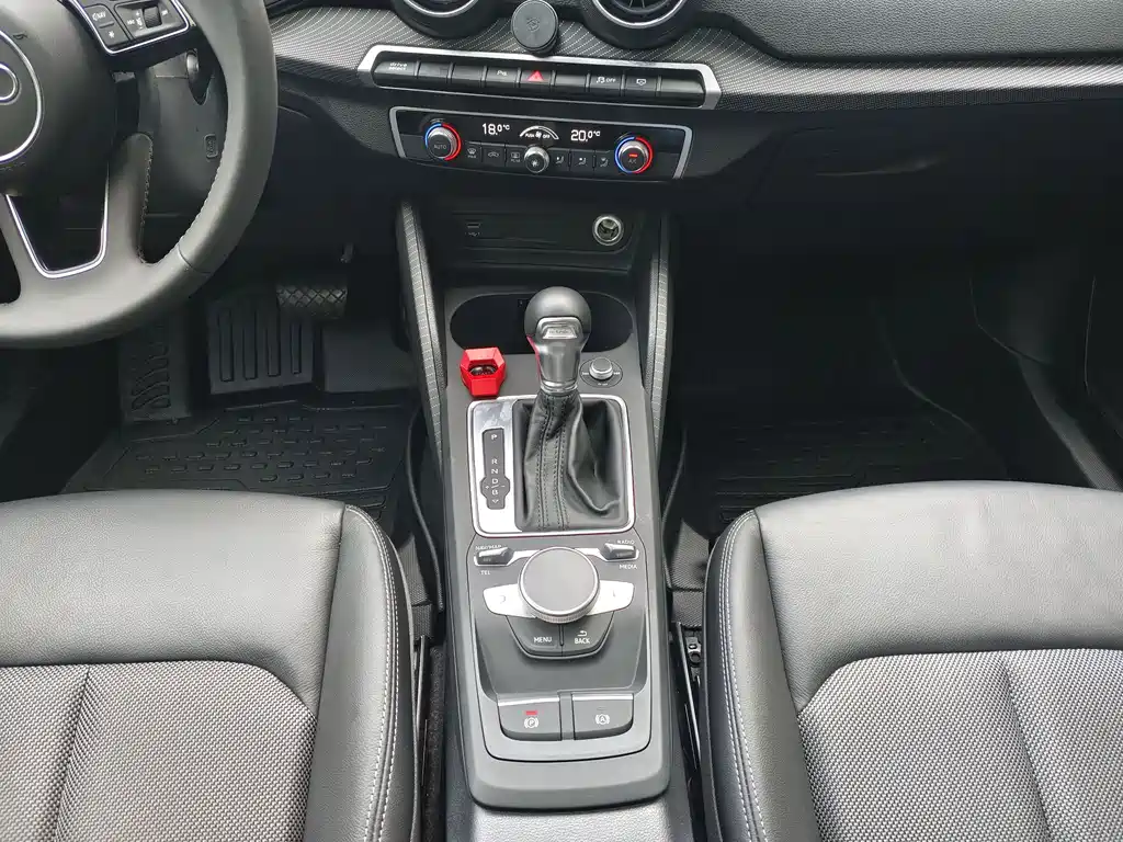 Audi Q2L E-Tron 2020 — фото 14