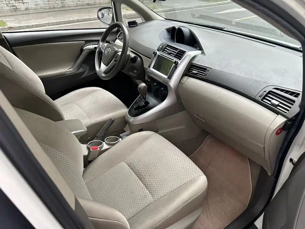 Toyota Verso 2015 — фото 2
