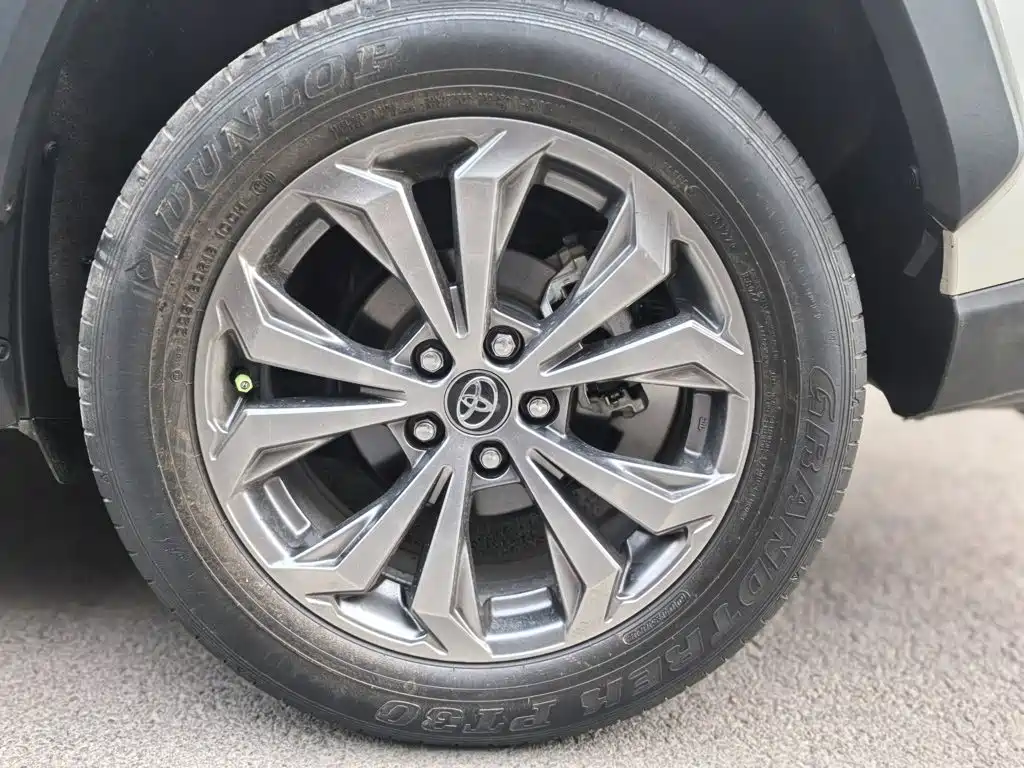 Toyota RAV4 2023 — фото 13