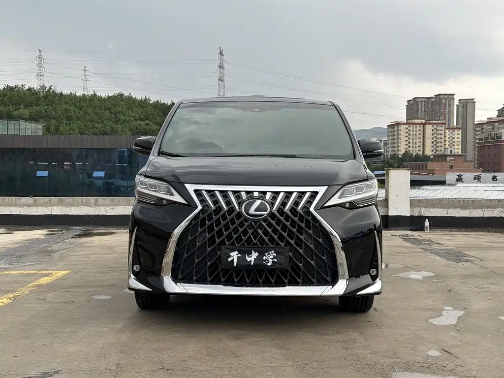 Lexus LM 2022