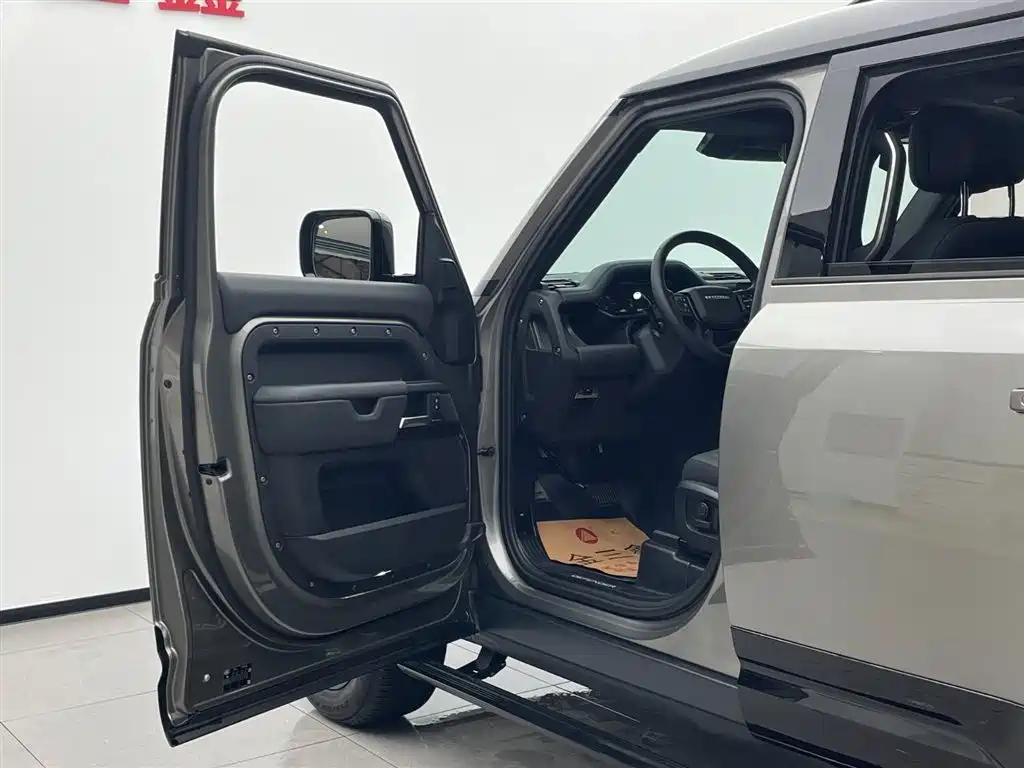 Land Rover Defender 2025 — фото 16