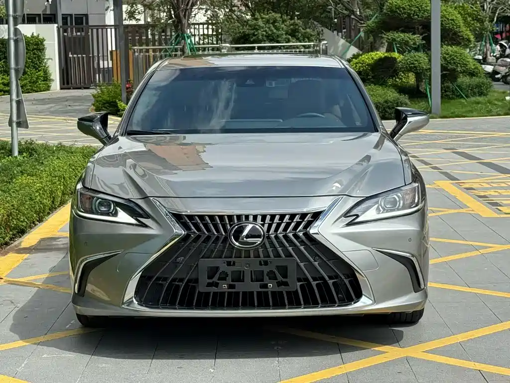 Lexus ES 2023