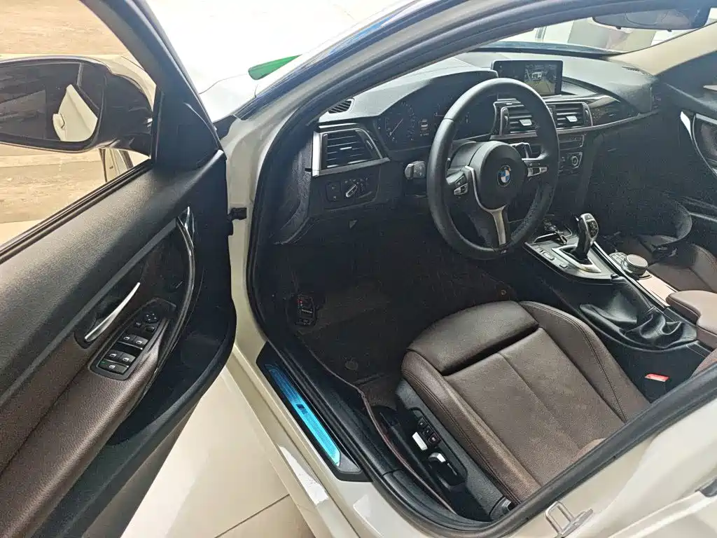BMW 3 Series 2018 — фото 12