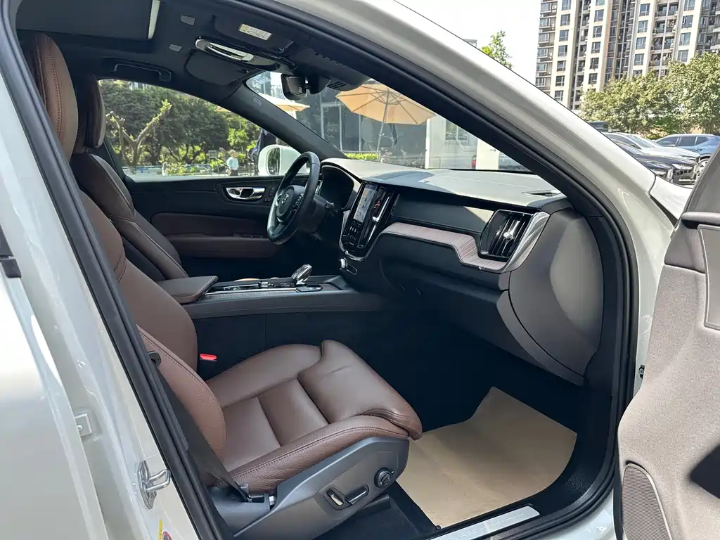 Volvo XC60 PHEV 2023 — фото 20