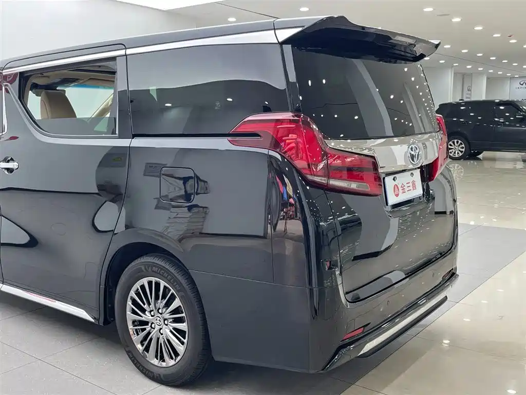 Toyota Alphard 2023 — фото 42