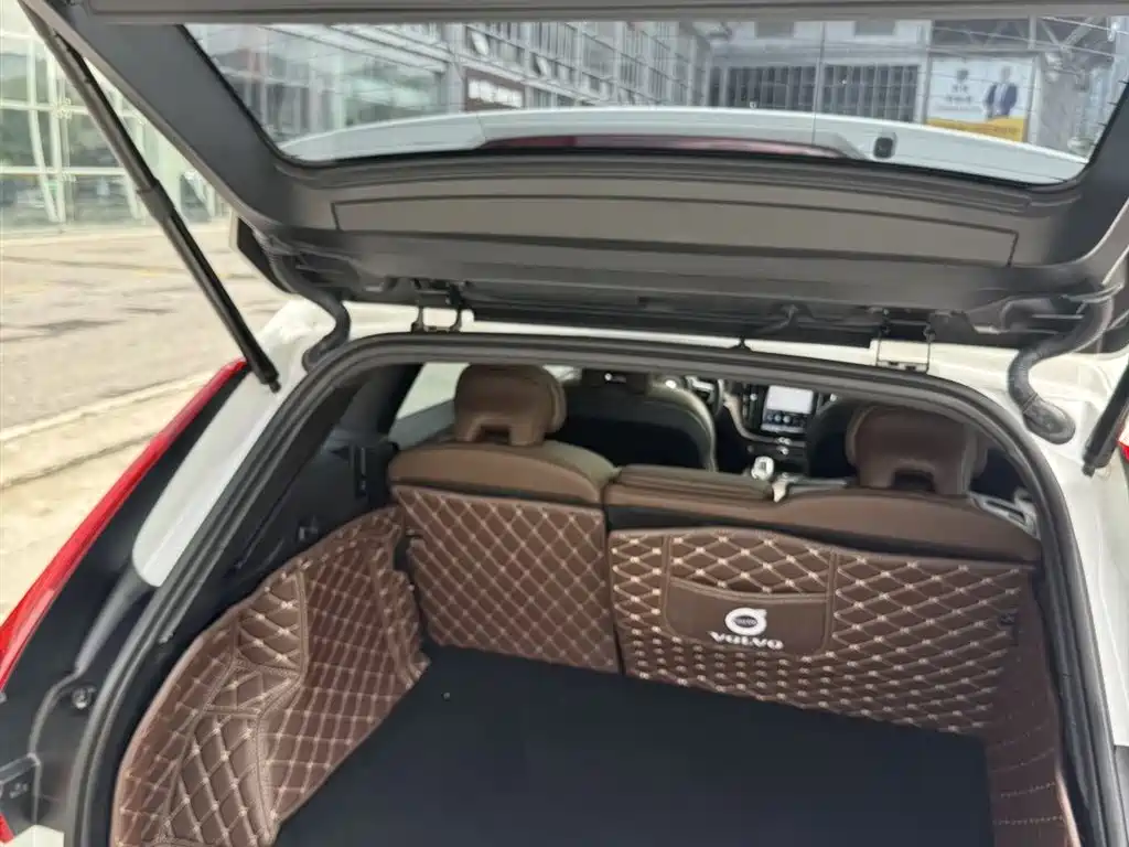 Volvo XC60 2022 — фото 10