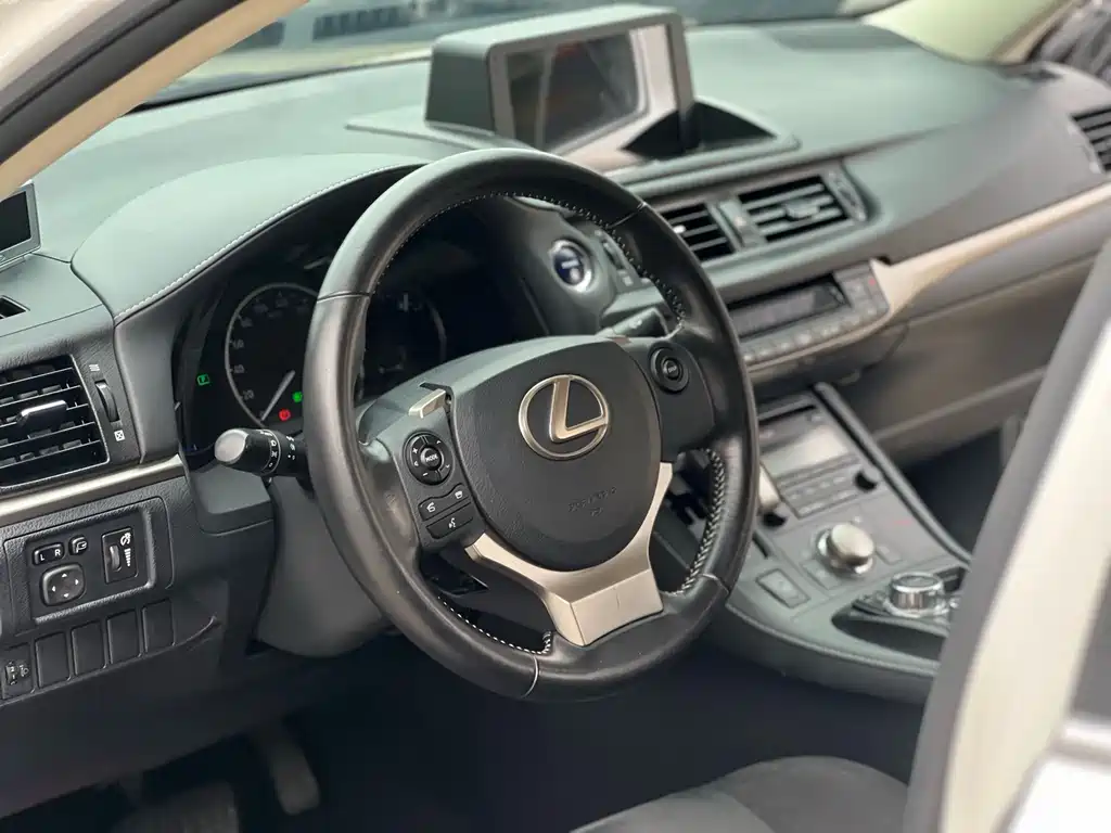 Lexus CT 2017 — фото 17