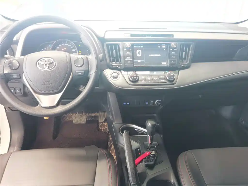 Toyota RAV4 2018 — фото 10