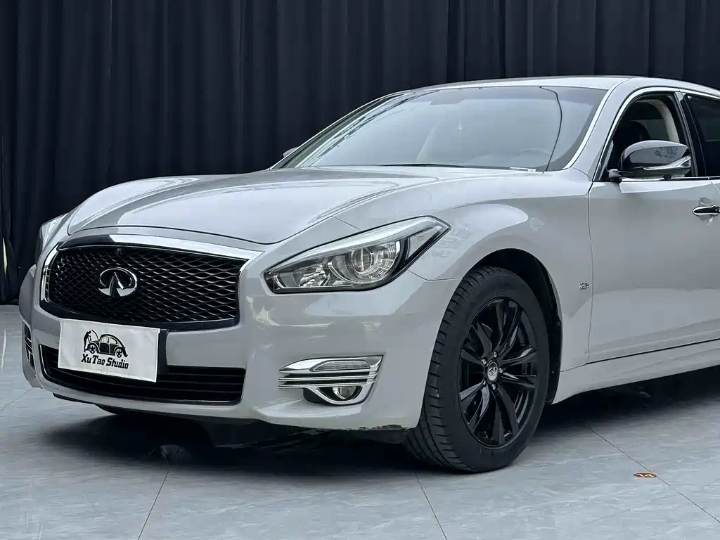 Infiniti Q70 2015