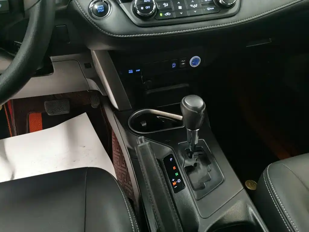Toyota RAV4 2019 — фото 14