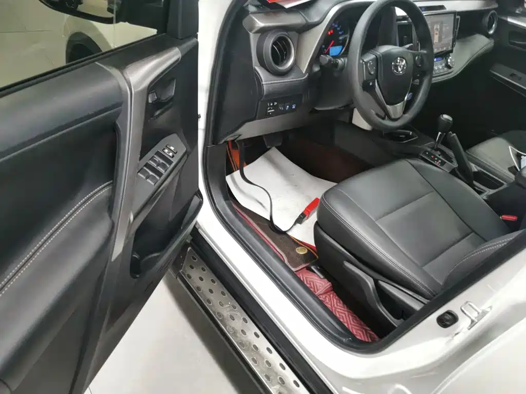 Toyota RAV4 2019 — фото 16