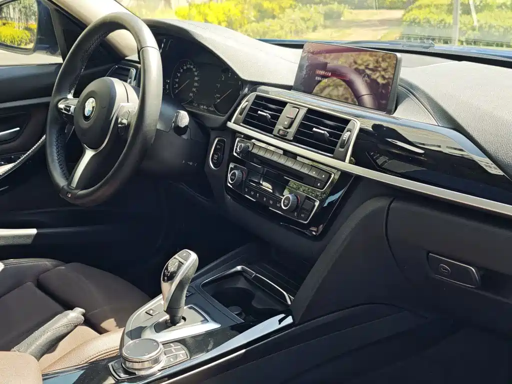 BMW 3 Series 2019 — фото 10