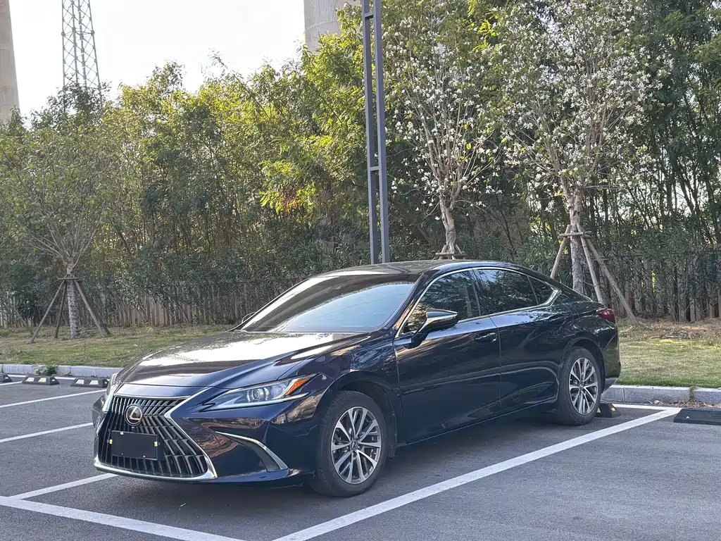 Lexus ES 2021 — фото 1