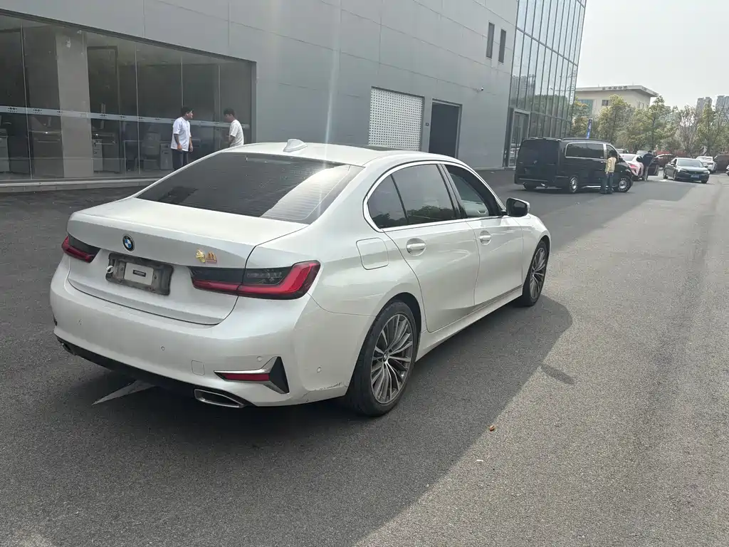 BMW 3 Series 2019 — фото 15