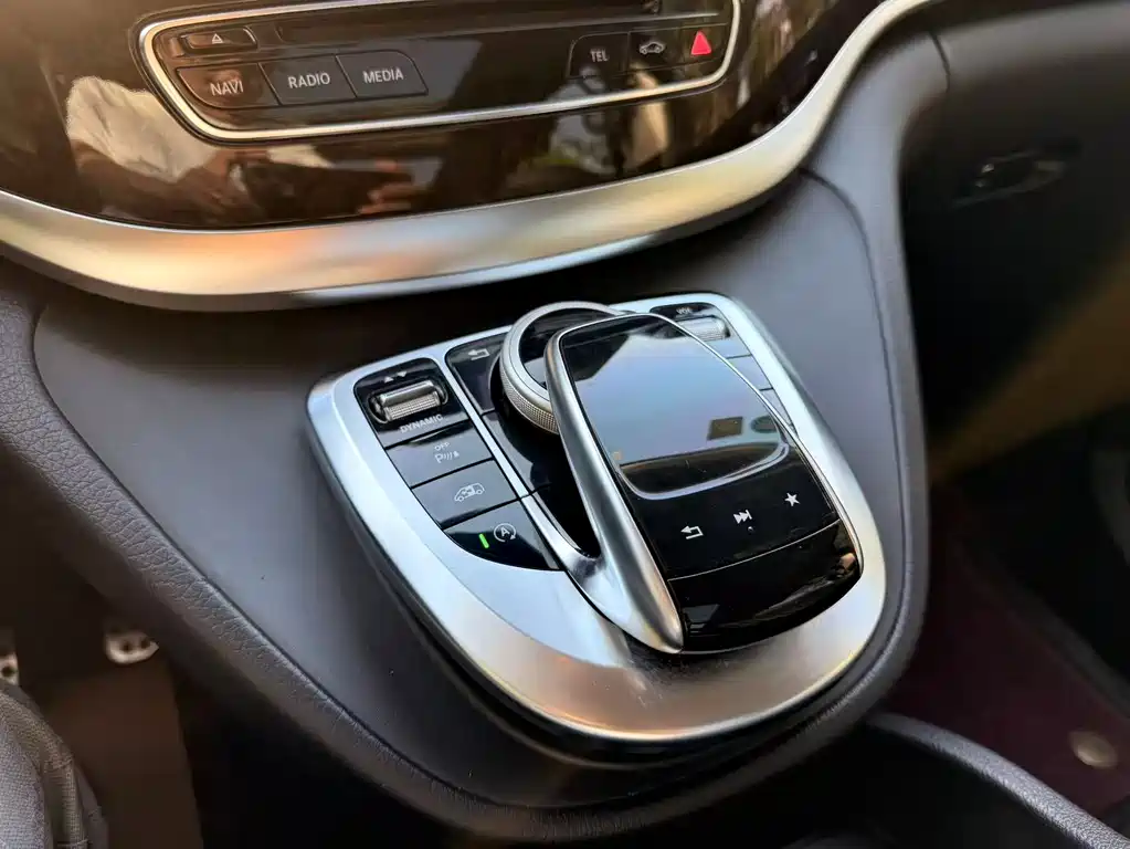 Mercedes-Benz V-Class 2020 — фото 22