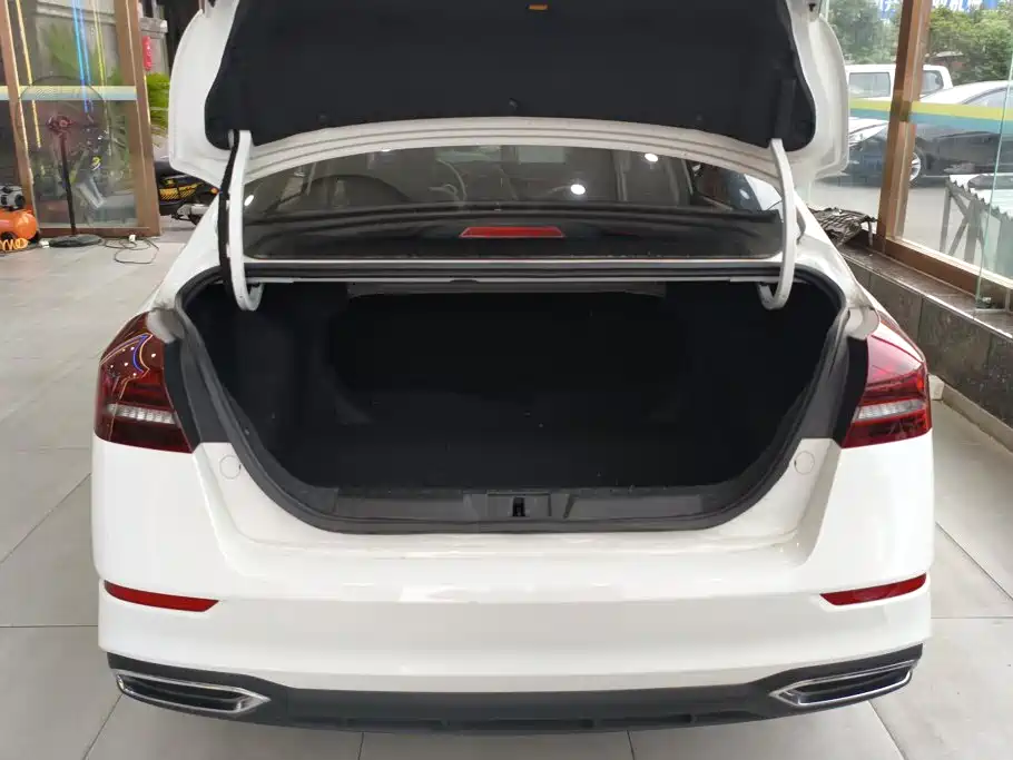 Geely Emgrand 2022