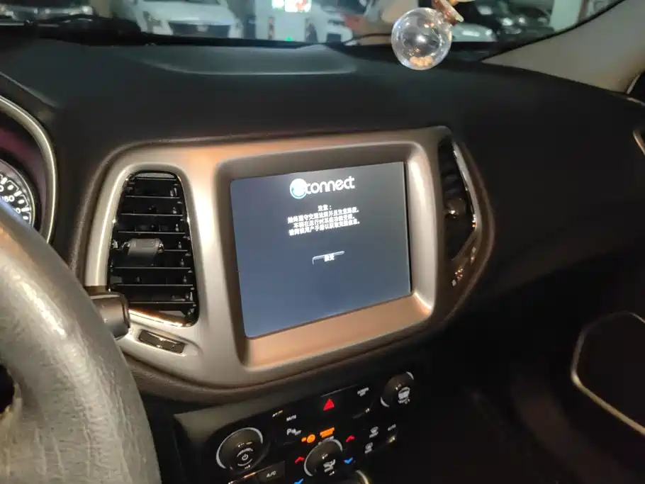 Jeep Compass 2018 — фото 13
