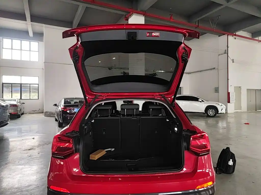 Audi Q2L e-tron 2020 — фото 12