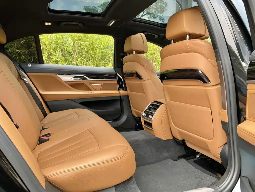 BMW 7 Series 2018 — фото 16