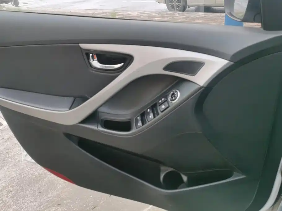 Hyundai Elantra 2012
