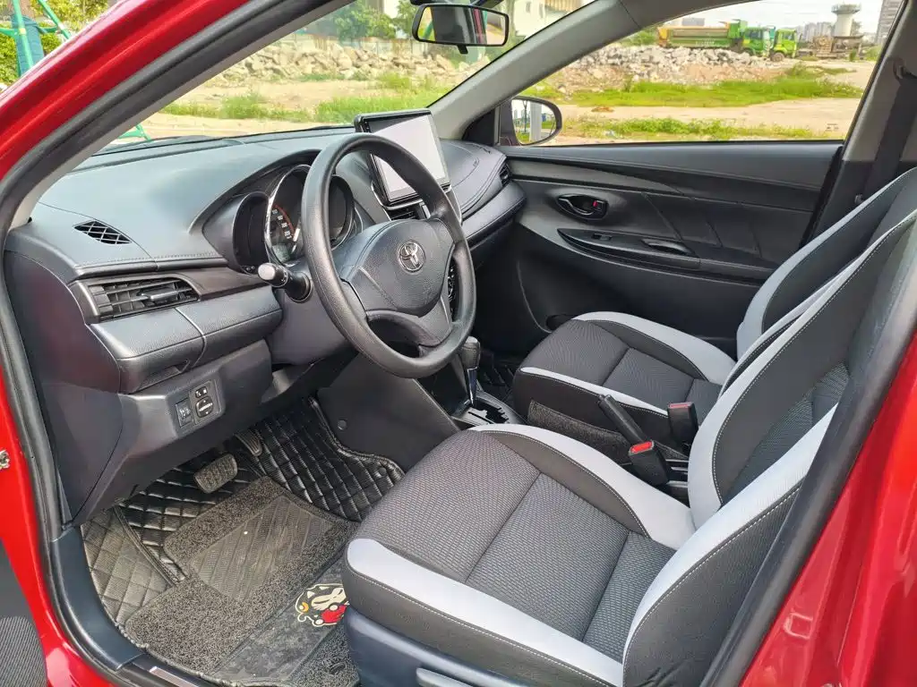 Toyota Yaris L 2020 — фото 12