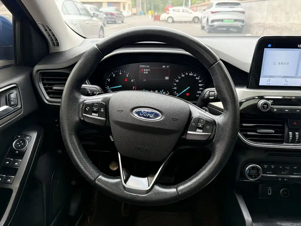 Ford Focus 2019 — фото 14