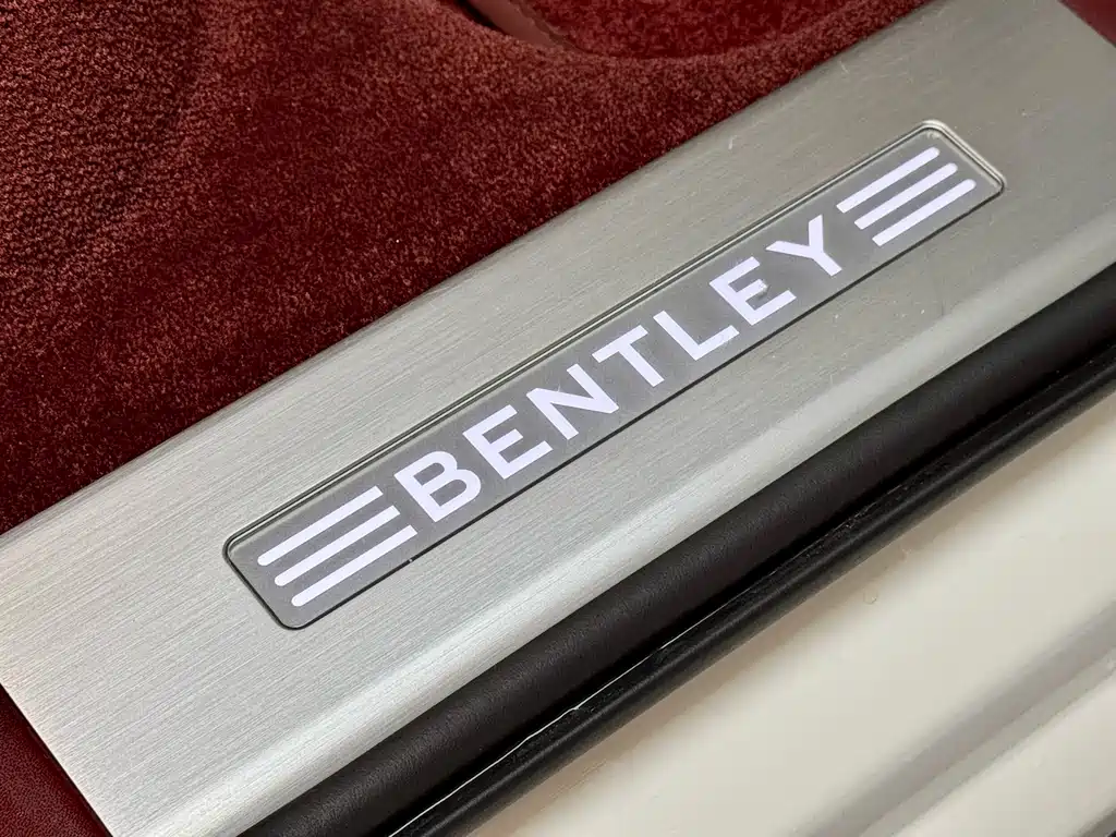 Bentley Bentayga 2023 — фото 23