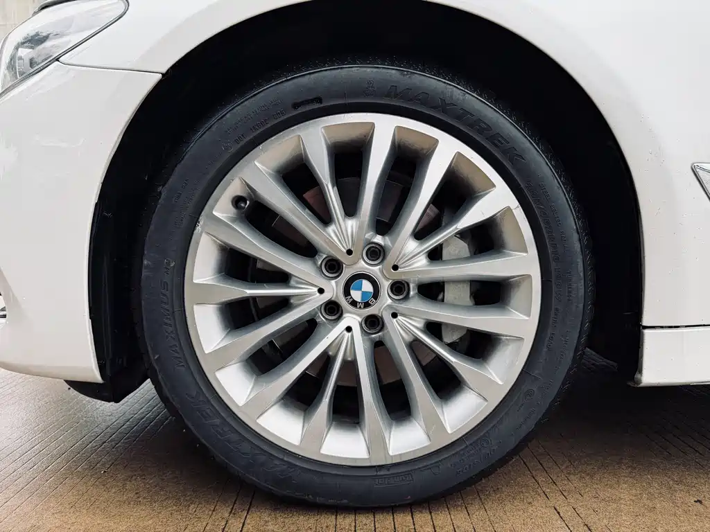 BMW 5 Series 2018 — фото 11