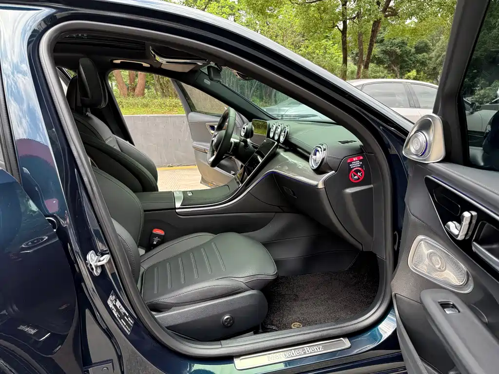 Mercedes-Benz C-Class 2025 — фото 13