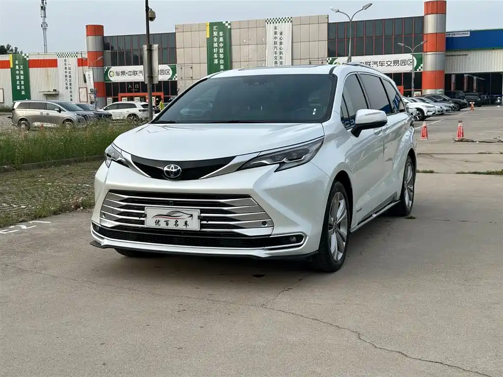 Toyota Sienna 2024 — фото 1