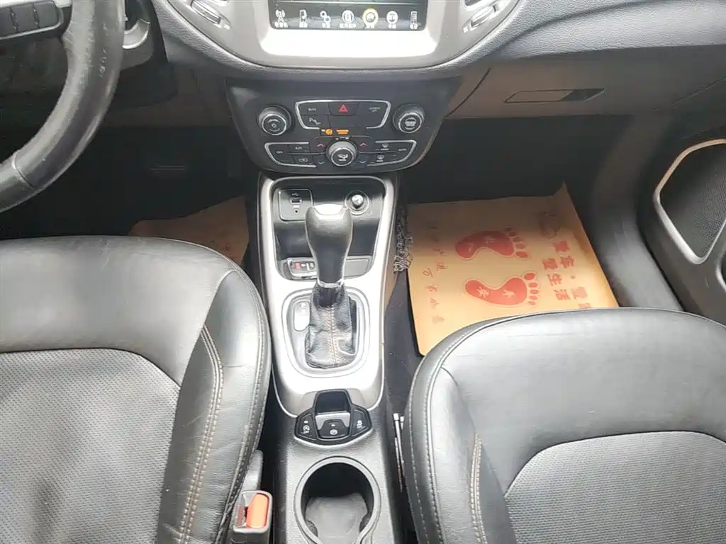 Jeep Compass 2018 — фото 14