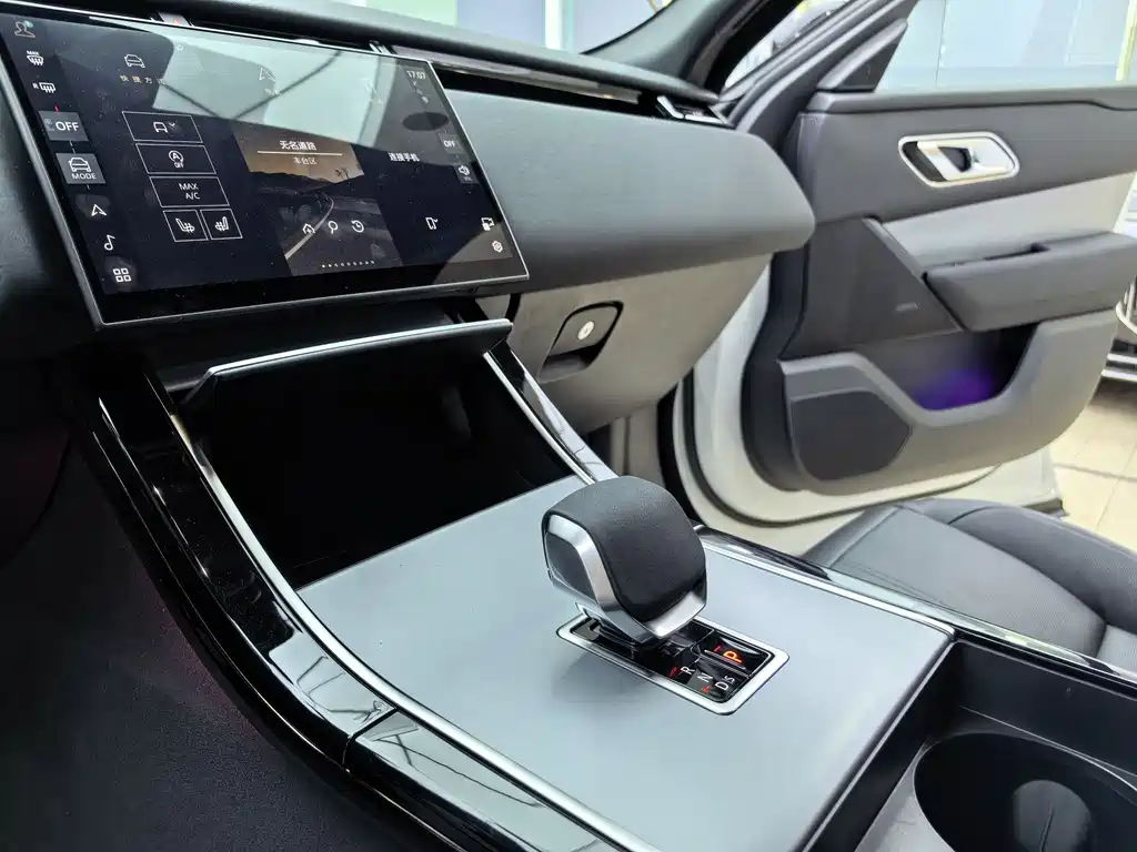 Land Rover Velar 2025 — фото 8