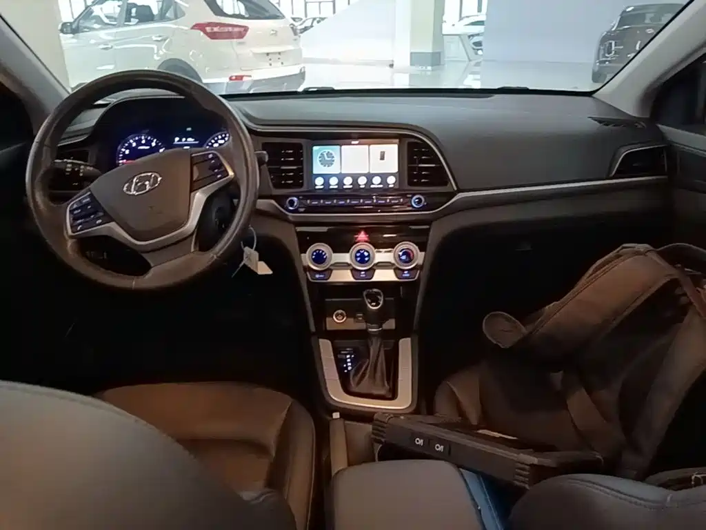 Hyundai Elantra 2019 — фото 10