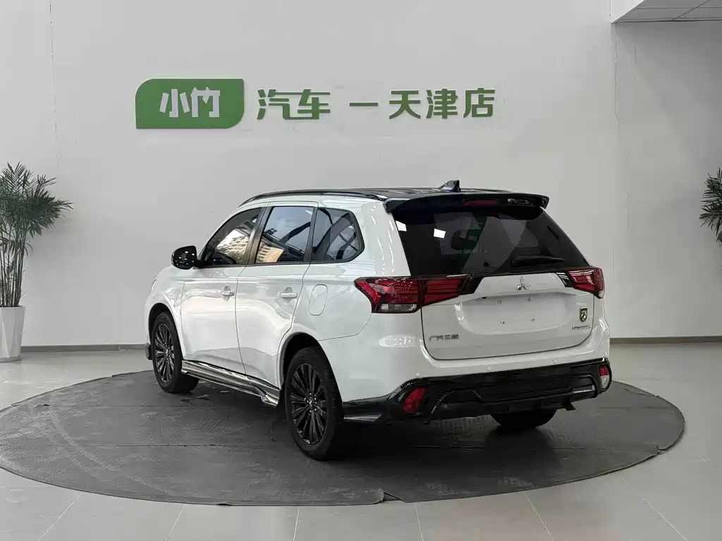 Mitsubishi Outlander 2022 — фото 21