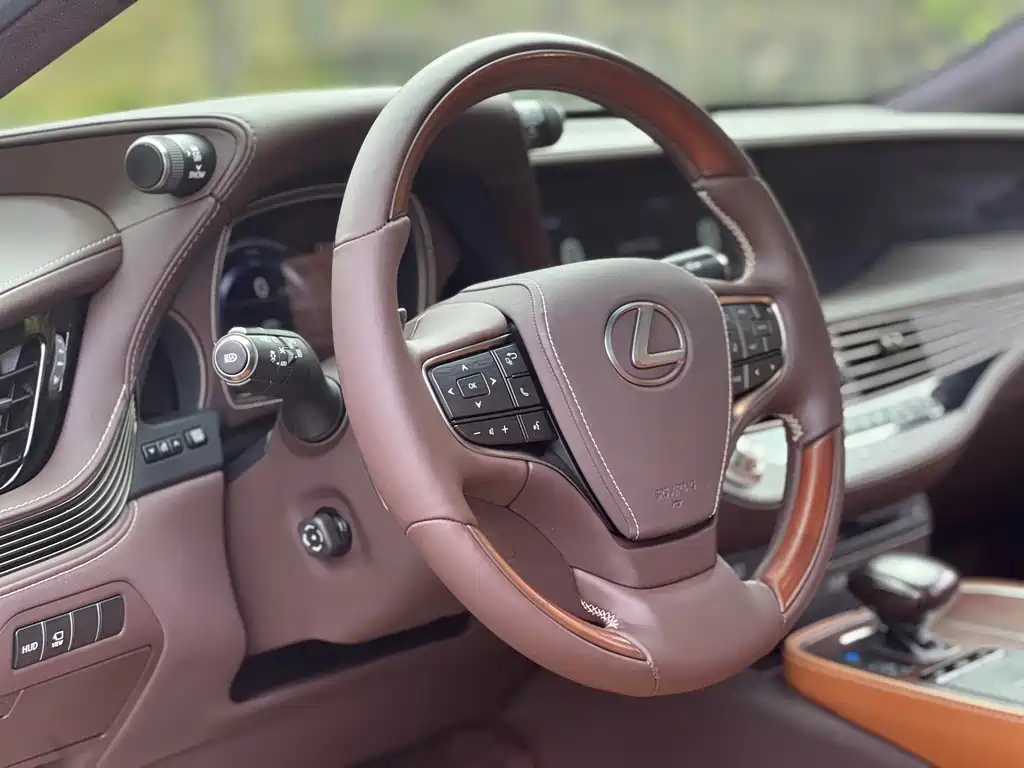 Lexus LS 2019 — фото 19