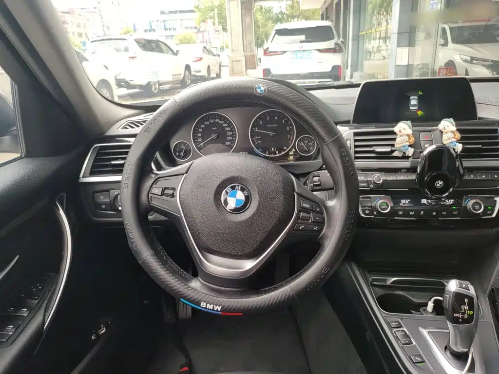 BMW 3 Series 2018 — фото 11