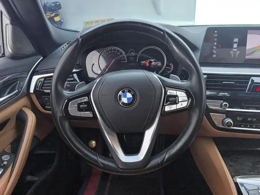 BMW 5 Series 2018 — фото 15