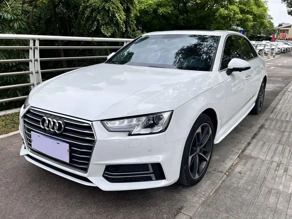 Audi A4L 2019 — фото 1