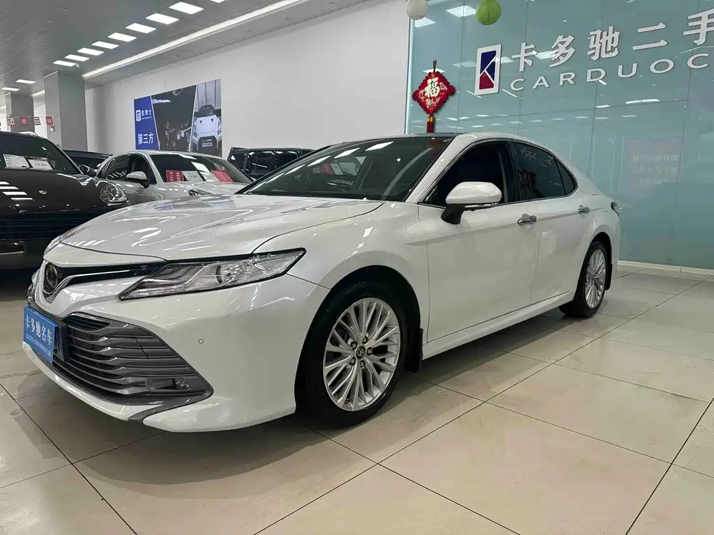 Toyota Camry 2019 — фото 2