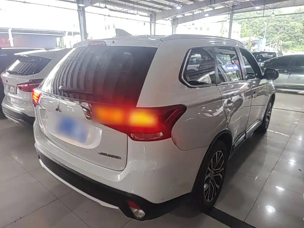 Mitsubishi Outlander 2018 — фото 7