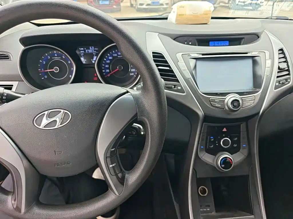 Hyundai Elantra Langdong 2015 — фото 10