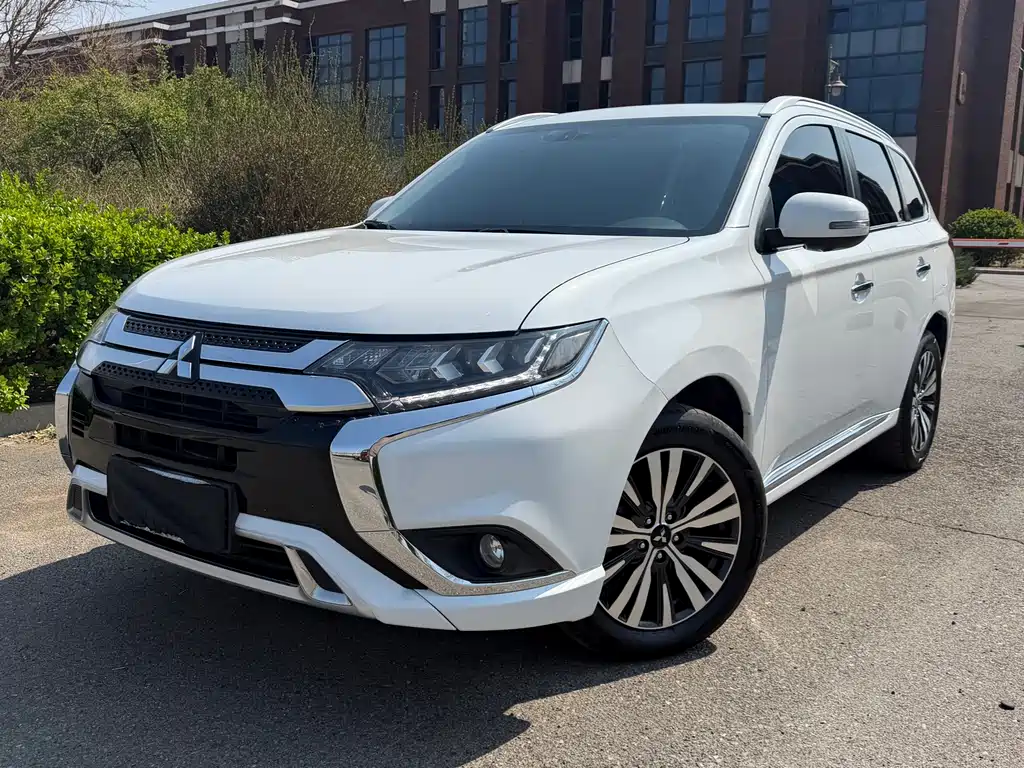 Mitsubishi Outlander 2022 — фото 1